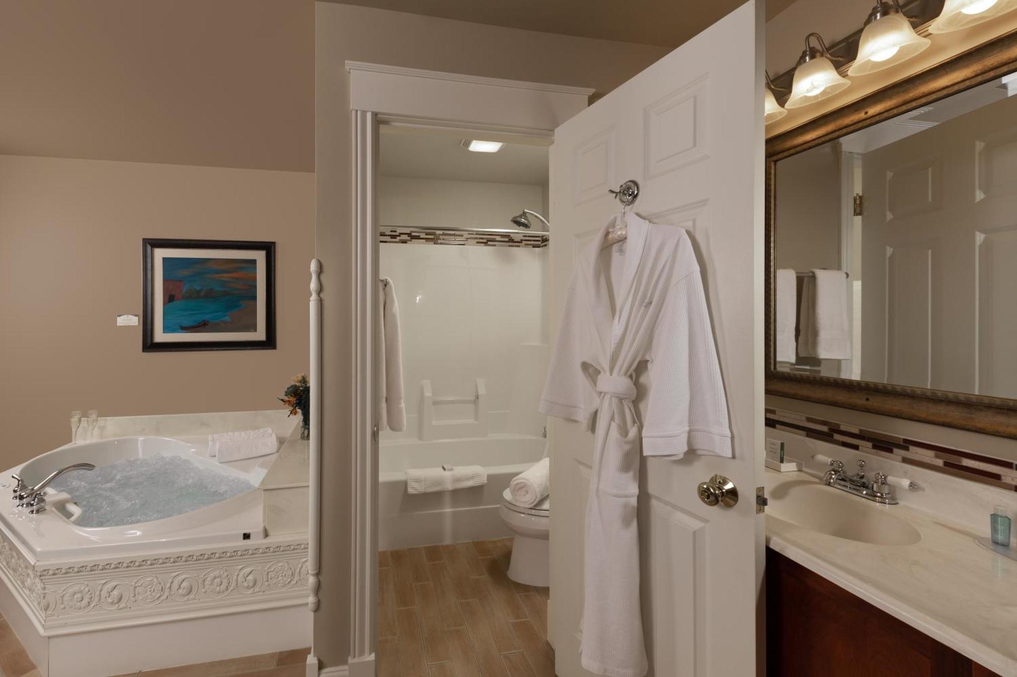 The Oakwood Inn Okoboji Dış mekan fotoğraf